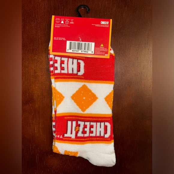 CHEEZ-IT NOVELTY CREW SOCKS NWT MEN’S SHOE SIZE 6-12 - Picture 2 of 2